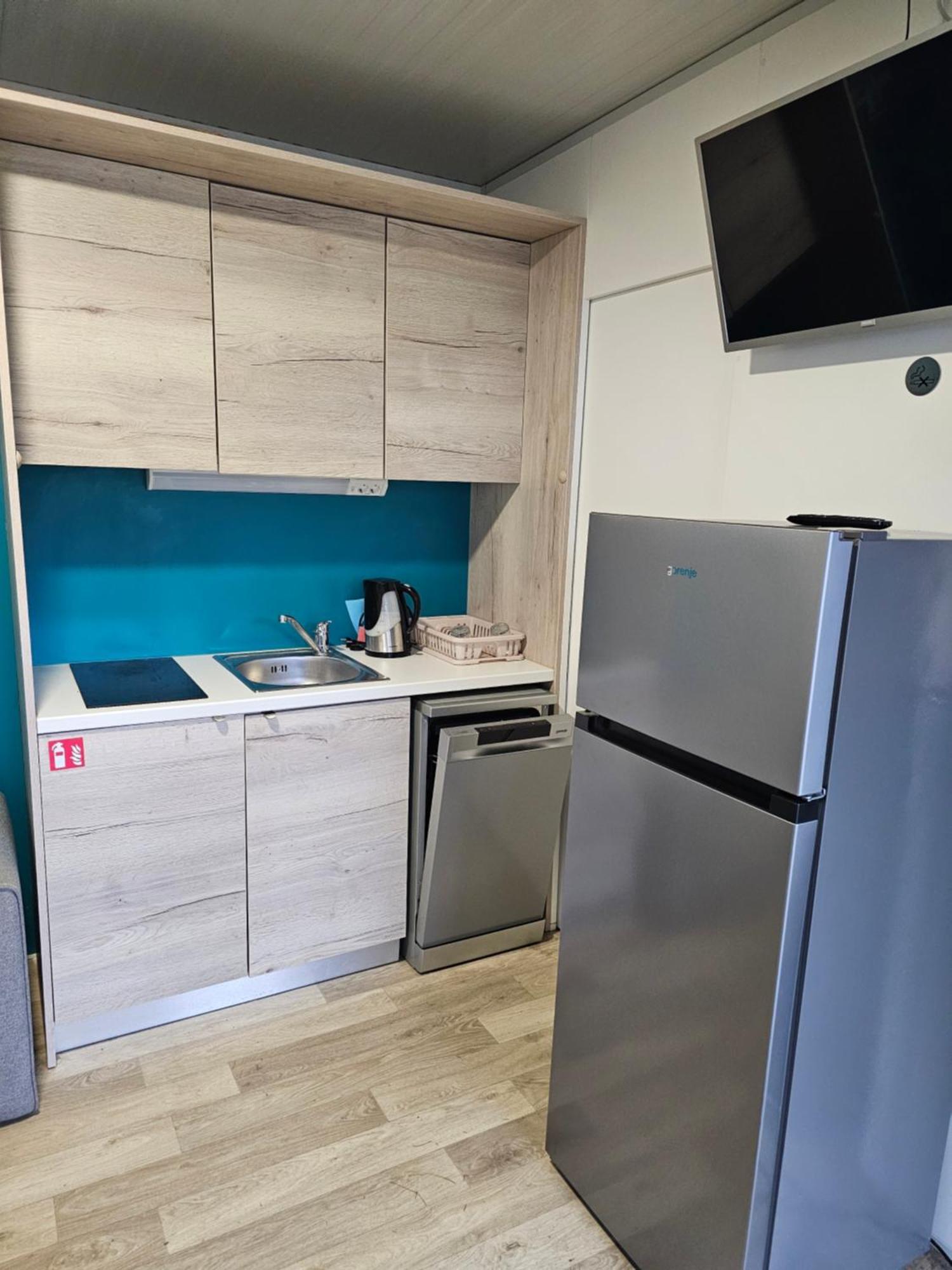 K9 Mobile Home Camp Dalmacija Privlaka プリヴラカ エクステリア 写真